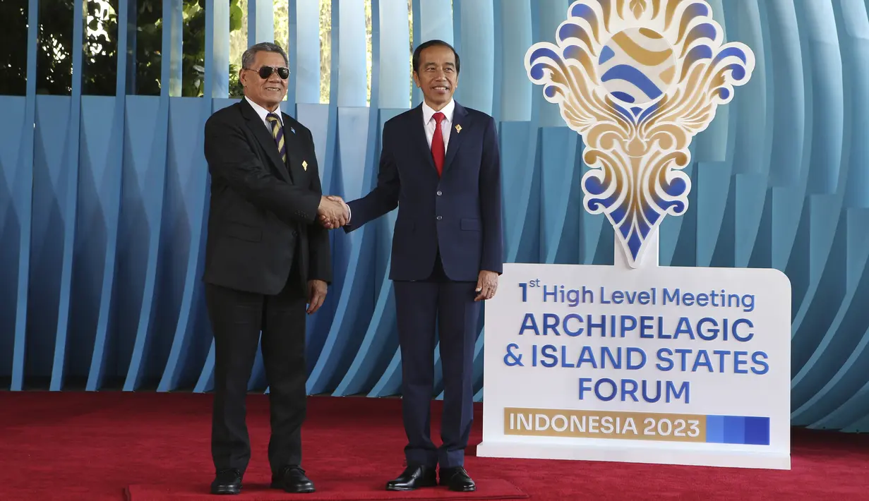 Presiden Joko Widodo atau Jokowi (kanan) menyambut Perdana Menteri Tuvalu Kausea Natano setibanya di lokasi KTT AIS Forum 2023 di Nusa Dua, Badung, Bali, Rabu (11/10/2023). (AP Photo/Firdia Lisnawati)