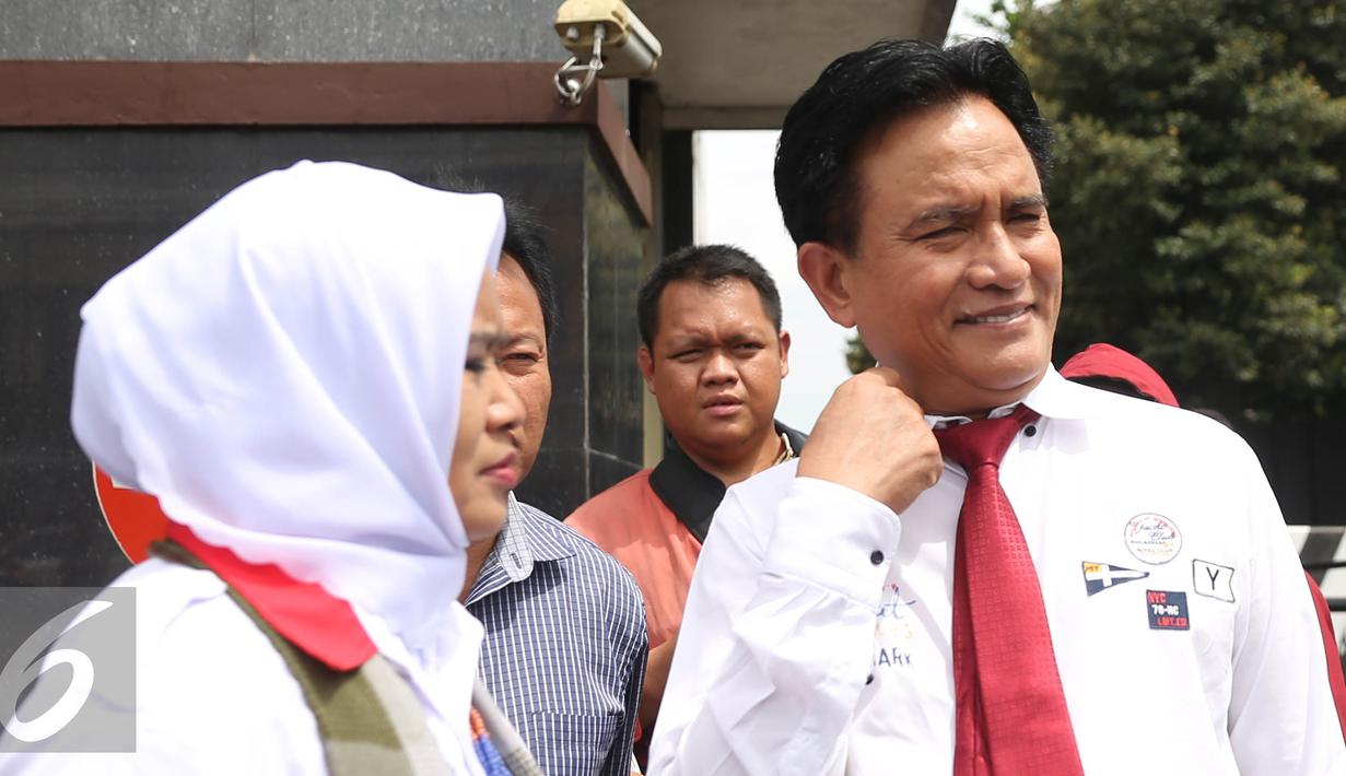 Kuasa hukum Rachmawati Soekarnoputri, Yusril Ihza Mahendra (kanan) saat berada di Mako Brimob Kelapa Dua, Depok, Jawa Barat, Jumat (2/12). (Liputan6.com/Herman Zakharia)