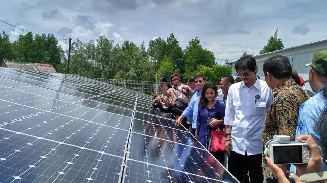 Direktur Jenderal EBTKE Kementerian Energi dan Sumber Daya Mineral (ESDM) Rida Mulyana meresmikan beberapa infrastruktur Energi Baru Terbarukan dan Konversi Energi (EBTKE) di Kalimantan Utara pada Sabtu ini (6/5/2017). (Liputan6.com/Achmad Dwi Afriyadi)