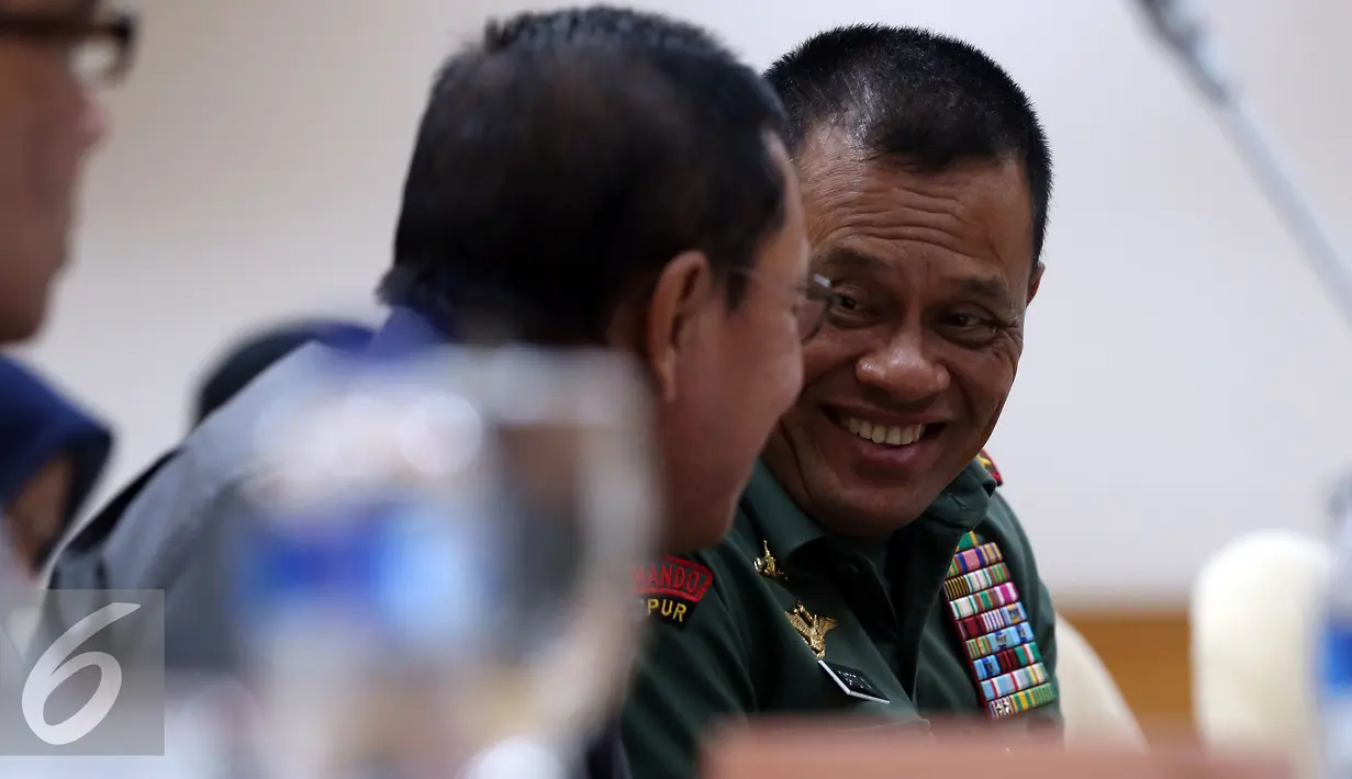 Jenderal Gatot Nurmantyo saat mengikuti Rapat Dengar Pendapat Umum dengan Panitia Khusus (Pansus) di Senayan, Jakarta, Selasa (13/12). Rapat ini membahas kesiapan dan persiapan keamanan penyelenggaraan Pilkada serentak 2017. (Liputan6.com/JohanTallo)