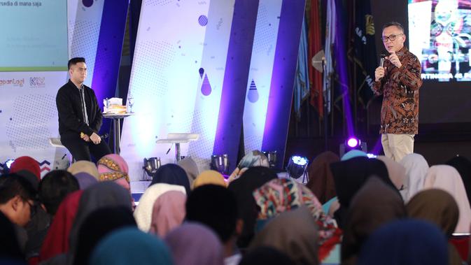 President Director & CEO Indosat Ooredoo Joy Wahjudi berinteraksi dengan para peserta di gelaran Emtek Goes To Campus 2018 di Universitas Negeri Semarang (UNNES), Semarang, Kamis (19/7). (Liputan6.com/Herman Zakharia)