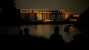 Gedung John F. Kennedy Center for the Performing Arts di Washington, Amerika Serikat. Penutupan gedung utama untuk renovasi dilakukan setelah hakim federal memblokir upaya dewan menambahkan nama Presiden Donald Trump pada bangunan tersebut. (Andrew Harnik/Getty Images/AFP)