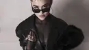 Detail bahu yang structured dan kerah lebar memberi kesan powerful, sementara material kulit hitam menguatkan aura bold yang jadi ciri khas gaya Agnez. Di balik jaketnya, Agnez mengenakan bralette hitam yang dipadukan dengan sheer turtleneck berlengan panjang. [@agnezmo].
