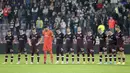 Pemain Hearts berdiri mengenakan ban lengan hitam sebelum babak kedua setelah pengumuman meninggalnya Ratu Elizabeth II, selama pertandingan sepak bola Grup A Liga Konferensi Eropa antara Heart of Midlothian dan Istanbul Basaksehir di Tynecastle Park, Edinburgh, Kamis, 8 September 2022. (Robert Perry/PA via AP)