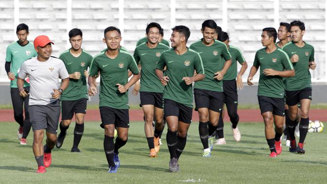 Pemain Timnas Indonesia U-22 saat latihan di Stadion Madya, Senayan, Jakarta, Senin (4/3). Latihan tersebut untuk persiapan kualifikasi Piala AFC U-23. (Bola.com/M Iqbal Ichsan)