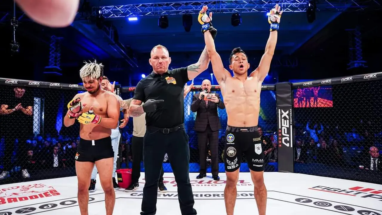 Petarung MMA Indonesia Ronal Siahaan saat menang di Cage Warriors 165