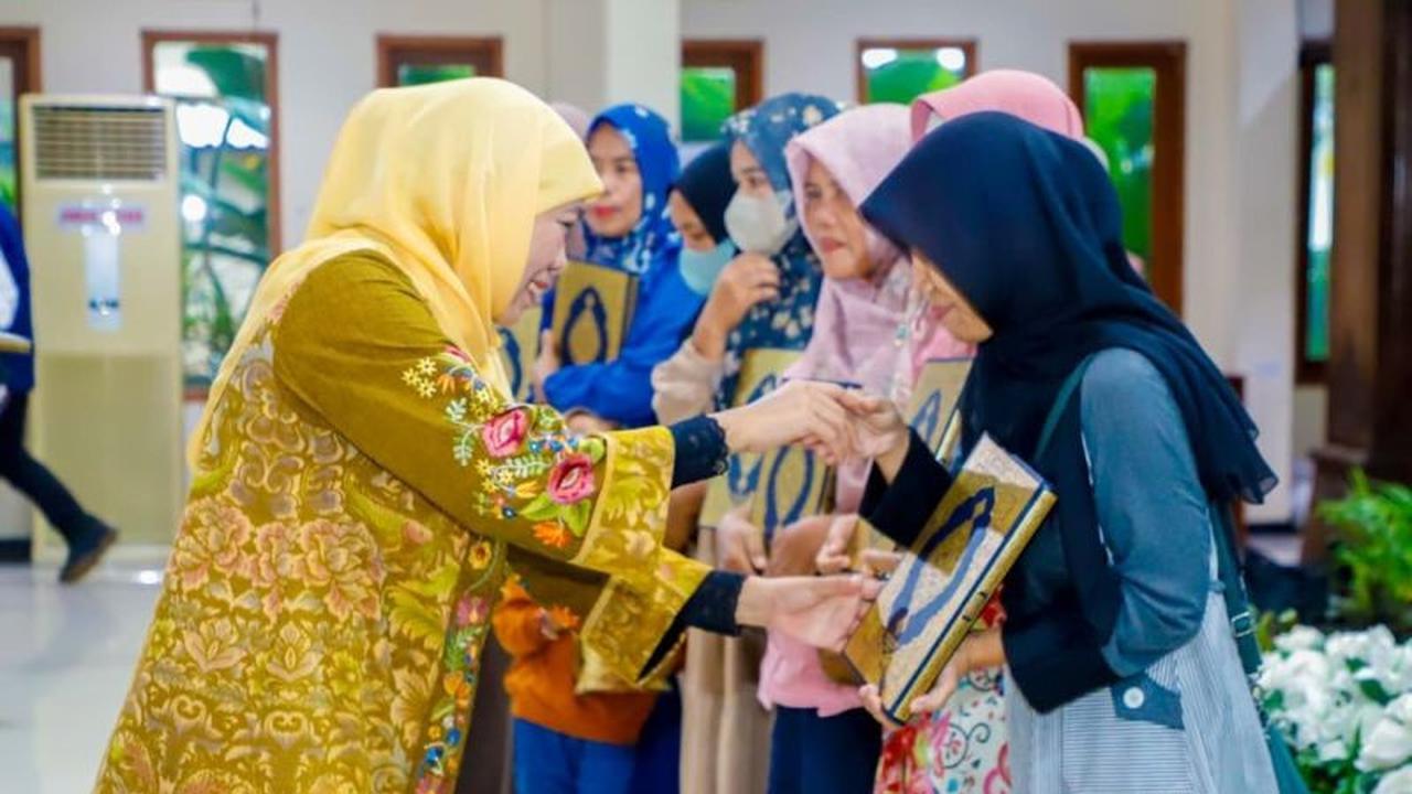 Gubernur Khofifah Bagikan Mushaf Madinah Hadiah Raja Salman, Pererat Persaudaraan Umat Islam