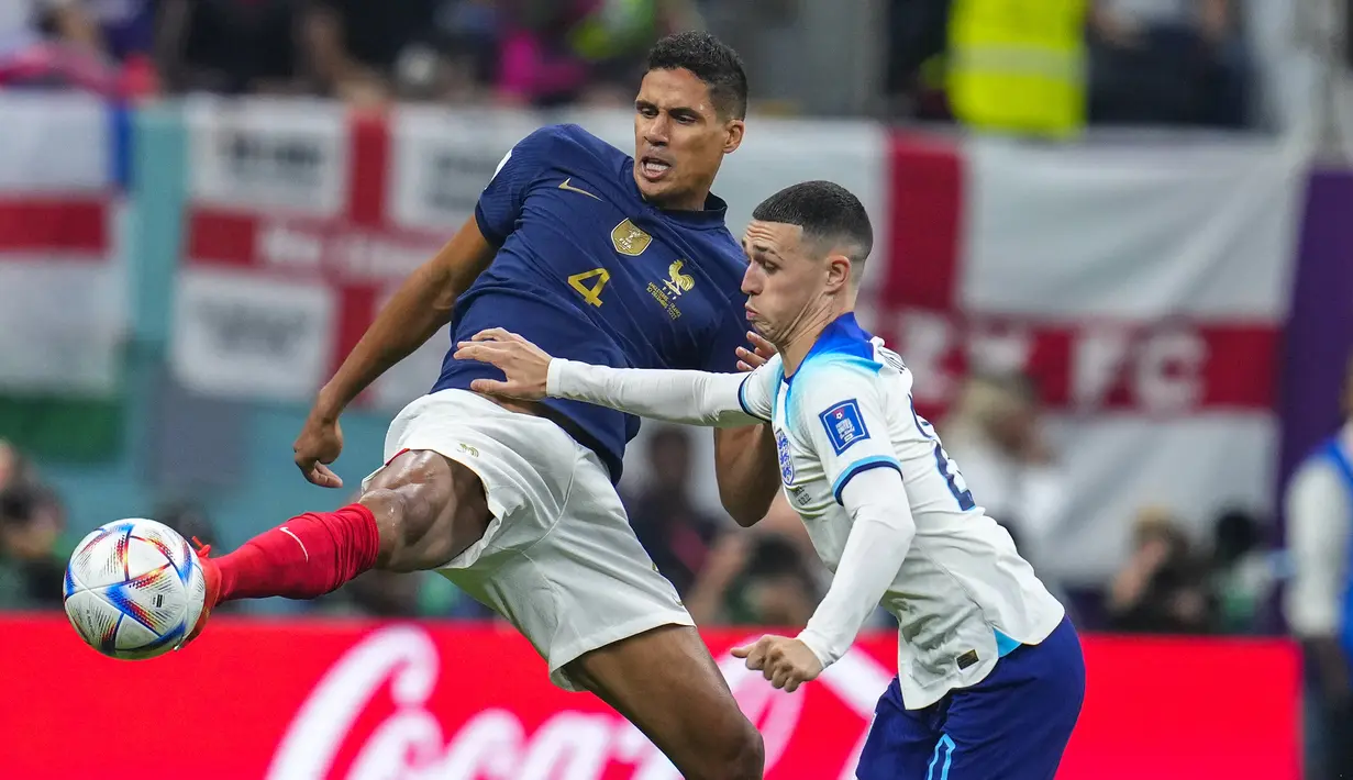 Raphael Varane di Piala Dunia 2022. Bek tengah Prancis berusia 29 tahun yang baru memperkuat Manchester United pada awal musim 2022/2023 ini kembali masuk skuad Prancis di Piala Dunia 2022 Qatar setelah sebelumnya juga menjadi Bagian Les Bleus saat menjuarai Piala Dunia 2018. Menjalani Piala Dunia ketiganya di Qatar, Raphael Varane hanya absen 1 kali di laga perdana fase grup, untuk kemudian selau bermain hingga babak semifinal. Besar kemungkinan ia juga akan tampil sebagai starter menghadapi Argentina di partai final Piala Dunia 2022. (AP Photo/Natacha Pisarenko)