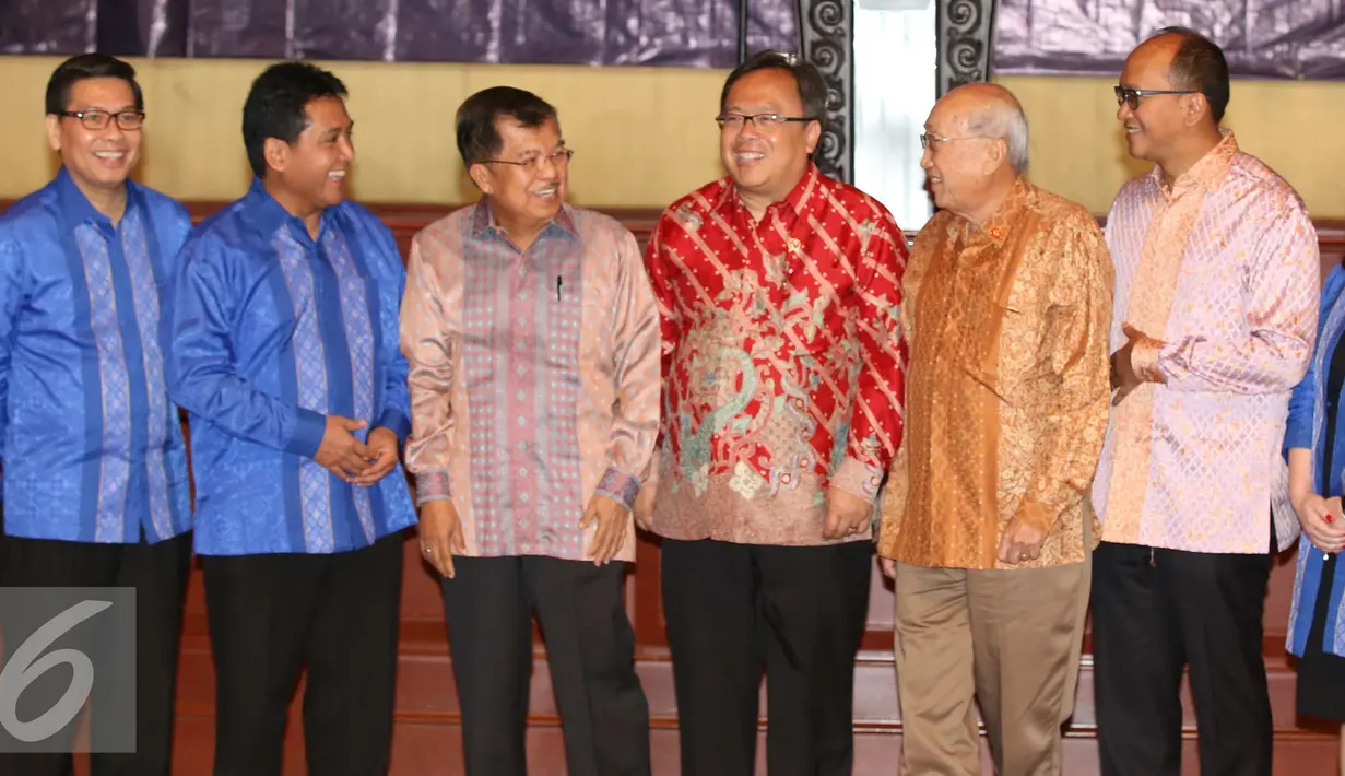 Wapres Jusuf Kalla (ketiga kiri) bersama Ketua Apindo Hariyadi Sukamdani (kedua kiri) dan Bambang Brodjonegoro (ketiga kakan) saat menghadiri sosialisasi Tax Amnesty di Jakarta, Kamis (21/7). (Liputan6.com/Angga Yuniar)