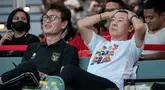 Ekspresi kecewa mantan pelatih Timnas Indonesia, Shin Tae-yong saat nonton bareng ketika Skuad Garuda kebobolan gol oleh Australia dalam laga lanjutan Putaran Ketiga Kualifikasi Piala Dunia 2026 di daerah sekitar Setiabudi, Jakarta Pusat, Kamis (20/03/2025) sore WIB. (Bola.com/Bagaskara Lazuardi)