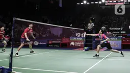 Ganda putra Indonesia, Mohammad Ahsan/Hendra Setiawan mengembalikan kok Liu Yu Chen/Ou Xuan Yi dari China saat tampil dalam Indonesia Open 2022 di Istora Senayan, Jakarta, Rabu (15/6/2022). Mohammad Ahsan/Hendra Setiawan kalah dengan dengan skor 17-21, 22-24. (Liputan6.com/Faizal Fanani)