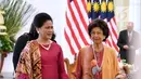 Ibu Negara Iriana Joko Widodo (kiri) serta istri PM Malaysia Mahathir Mohamad, Siti Hasmah (kanan) di Istana Bogor, Jawa Barat, Jumat (29/6). Indonesia-Malaysia membicarakan ekonomi, sosial budaya, dan tenaga kerja. (Liputan6.com/Pool/Biro Pers Setpress)