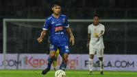 Gelandang Arema, Jayus Hariono, saat duel kontra Barito Putera, Senin (4/3/2019) di Stadion Kanjuruhan, Malang. (Bola.com/Iwan Setiawan)