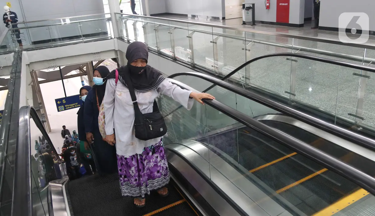 Penumpang menaiki eskalator di Stasiun Jatinegara Baru, Jakarta Timur, Sabtu (20/3/2021). Diharapkan pembangunan stasiun ini dapat meningkatkan pelayanan pengguna jasa baik penumpang KRL maupun KA jarak jauh. (Liputan6.com/Angga Yuniar)