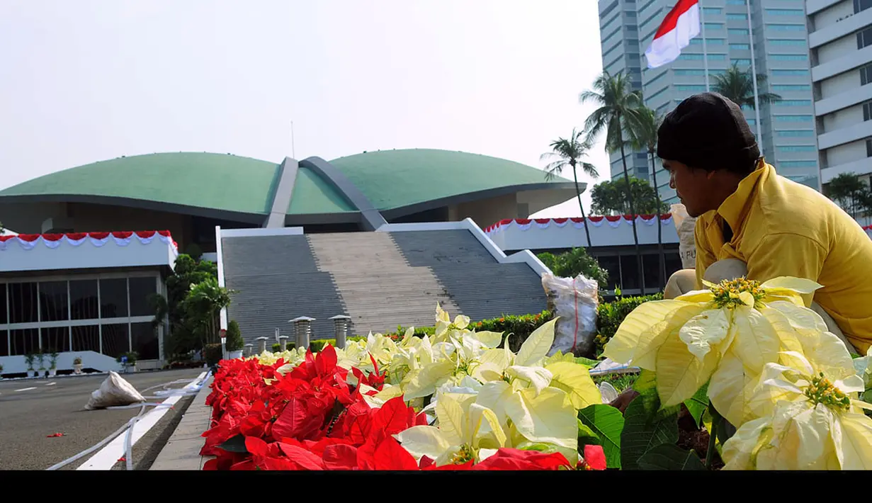 Satu minggu jelang pembacaan pidato kenegaraan oleh Presiden SBY, taman yang ada di depan gedung nusantara dirapikan, (8/8/2014). (Liputan6.com/Faisal R Syam)