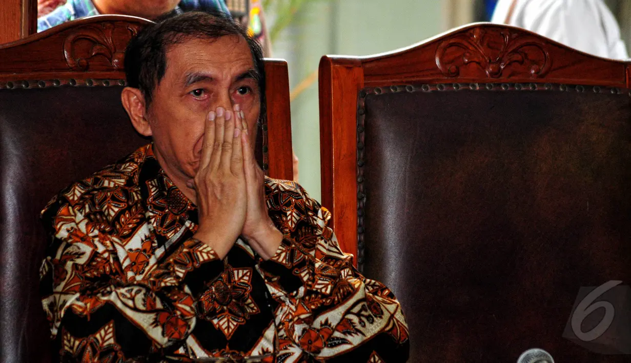 Mantan Dirjen Pajak, Hadi Poernomo tak kuasa menahan air mata usai hakim mengabulkan gugatan praperadilan terkait penetapannya sebagai tersangka oleh KPK di Pengadilan Negeri Jakarta Selatan, Selasa (26/5/2015). (Liputan6.com/Yoppy Renato)