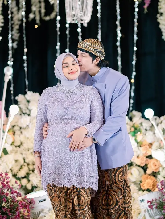 Masih dengan busana adat Jawa, keluarga Aurel dan Atta berkumpul lengkap. Aurel tampil cantik dengan kebaya ungu yang serasi dengan beskap Atta, keduanya memadukannya dengan kain batik sebagai bawahan. [Foto: Instagram/attahalilintar]
