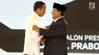 Capres no. urut 01 Joko Widodo atau Jokowi dan Capres no. urut 02 Prabowo Subianto berpelukan usai debat keempat Pilpres 2019 di Shangri-La Jakarta, Sabtu (30/3). Debat mengangkat tema tentang ideologi, pemerintahan, pertahanan dan keamanan, serta hubungan internasional.(Liputan6.com/JohanTallo)