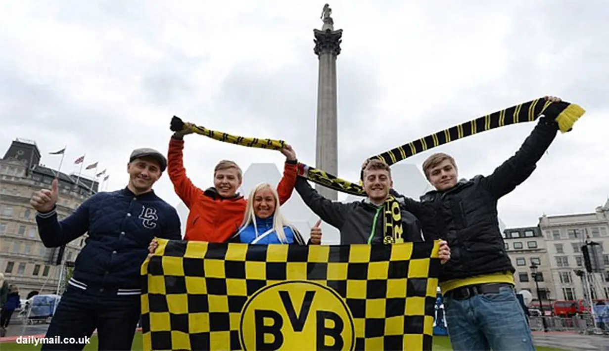 Supertoer Borussia Dortmund berfoto di sekitar Wembley Stadium.