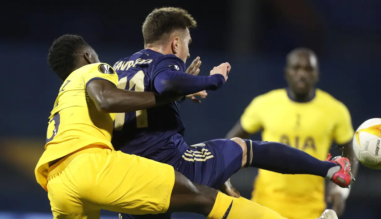 Striker Dinamo Zagreb, Mario Gavranovic (kanan) menguasai bola dibayangi bek Tottenham Hotspur, Davinson Sanchez dalam laga leg kedua babak 16 besar Liga Europa 2020/2021 di Maksimir Stadium, Zagreb, Kamis (18/3/2021). Dinamo Zagreb menang 3-0 atas Tottenham. (AP/Darko Bandic)