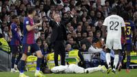 Pelatih Real Madrid, Carlo Ancelotti, memberikan instruksi kepada anak asuhnya saat bersua Barcelona pada laga ke-11 La Liga di Santiago Bernabeu, Minggu (27/11/2024) dini hari WIB. Dalam duel tersebut, Madrid keok 0-4 dari Barca. (AP Photo/Bernat Armangue)