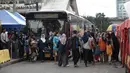 Penumpang mengantre menaiki bus Transjakarta Tanah Abang Explorer di Tanah Abang, Jakarta, Sabtu (3/2).  Pengoperasian bus ini dilakukan setelah sopir angkot di Tanah Abang setuju untuk bergabung dalam program OK-Otrip. (Liputan6.com/Arya Manggala)