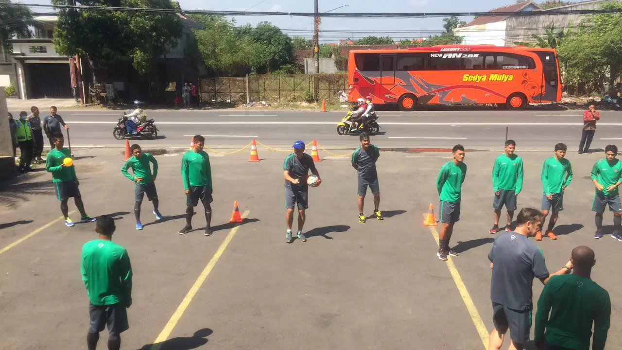 Timnas Latihan dipinggir Jalan