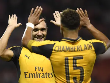 Pemain Arsenal,  Alex Oxlade-Chamberlain merayakan gol bersama rekannya Lucas Perez saat melawan Nottingham Forest pada putaran ketiga Piala Liga Inggris di Stadion The City Ground, Rabu (21/9/2016) dini hari WIB. (Action Images via Reuters/Tony O'Brien)