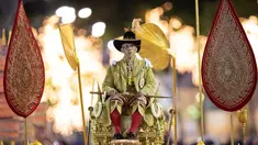 Raja Thailand Maha Vajiralongkorn diarak menggunakan tandu keliling Kota Bangkok, Thailand, Minggu (5/5/2019). Maha Vajiralongkorn resmi menjabat Raja Thailand menggantikan Raja Bhumibol Adulyadej yang meninggal dunia. (AP Photo/Wason Wanichorn)