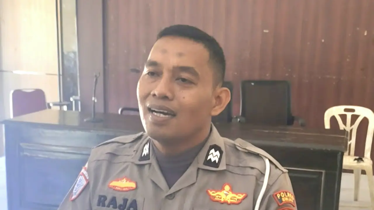 Anggota Satuan Lalu Lintas Polres Sinjai, Aiptu Rajamuddin meminta maaf kepada wakil kepala sekolah SMA Negeri 1 Sinjai