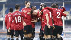 Pemain Manchester United merayakan kemenangan atas Everton pada laga lanjutan Liga Inggris di Goodison Park Stadium, Sabtu (7/11/2020) malam WIB. Manchester United menang 3-1 atas Everton. (Clive Brunskill/Pool via AP)