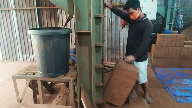 Pengolahan sabut kelapa saat pandemi covid-19, di Kecamatan Parigi, Pangandaran, cukup optimal dalam memberikan pendapatan bagi masyarakat sekitar.