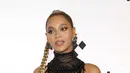 Anting Beyonce ini nyangkut dan membuat telinganya berdarah karena sobek. Kendati demikian, dirinya tetap melanjutkan pertunjukkannya. (REX/Shutterstock/HollywoodLife)