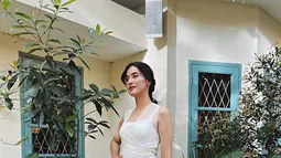 Terlihat cantik paripurna, pesona Mawar kian terpancar dengan busana bernuansa cerah. Dalam media sosialnya ini ia pun menuai banyak ucapan selamat atas kariernya yang menjadi brand ambassador dari produk kosmetik milik Luna Maya baru-baru ini. (Liputan6.com/IG/@mawar_eva)