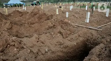 Galian makam kosong yang disiapkan untuk jenazah korban Covid-19 di TPU Tegal Alur, Jakarta, Kamis (25/6/2020). Menurut petugas makam TPU Tegal Alur, selama masa PSBB Transisi jumlah pemakaman jenazah dengan protap Covid-19 meningkat dibanding bulan lalu. (merdeka.com/Iqbal S Nugroho)