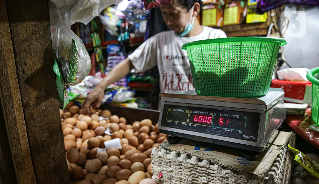 Pedagang menimbang telur di Pasar Tebet Timur, Jakarta, Jumat (11/6/2021). Kementerian Keuangan menyatakan kebijakan tarif Pajak Pertambahan Nilai (PPN), termasuk soal penerapannya pada sembilan bahan pokok (sembako), masih menunggu pembahasan lebih lanjut. (Liputan6.com/Faizal Fanani)