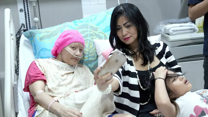 [Bintang] Yana Zein bersama Tim Infotainment Awards