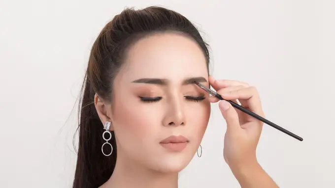 5 tips praktis dan efektif untuk eye makeup di musim panas (photo by freepik.com)