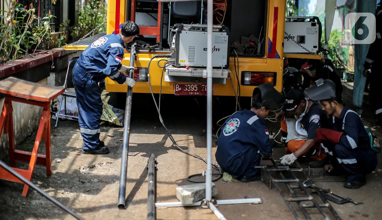 Sejumlah peserta mengikuti pelatihan pengelasan dengan sistem jemput bola (mobile training unit/MTU) yang digelar Pusat Pelatihan Kerja Khusus Pengembangan Las (PPKKPL) di halaman Kantor Kelurahan Pancoran, Jakarta, Kamis (15/9/2022). Pemprov DKI Jakarta melalui PPKKPL menyelenggarakan pelatihan las jemput bola secara gratis yang diikuti oleh 10 peserta. (Liputan6.com/Faizal Fanani)