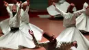Para darwis dari ordo Mevlevi menari saat tampil dalam upacara memperingati wafatnya Jalaluddin Rumi di Sheb-i Arus, Konya, Turki, Minggu (16/12). Acara untuk memperingati wafatnya Jalaluddin Rumi  dilakukan setiap tahun. (AP Photo/Lefteris Pitarakis)