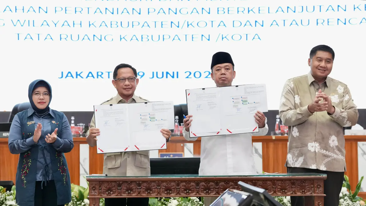 Menteri Dalam Negeri (Mendagri) Muhammad Tito Karnavian bersama Menteri Agraria dan Tata Ruang/Kepala Badan Pertanahan Nasional (ATR/BPN) Nusron Wahid