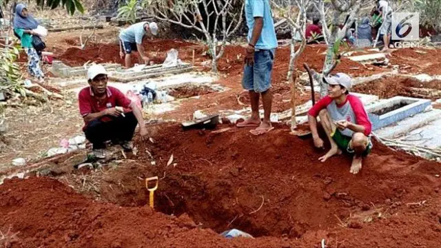 Penggali kubur dan warga di TPU Kumpu Saribah, Depok, Jawa Barat dibuat geger lantaran sejumlah jasad ditemukan dalam kondisi masih utuh meski telah dikubur puluhan tahun.