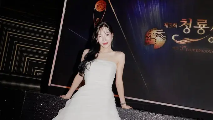 Gaya Tiffany Young Kenakan Ball Gown bak Pengantin