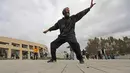 David Christopher Coons mengikuti kelas seni bela diri tai chi di Perpustakaan Umum Salt Lake,  Salt Lake City, Amerika Serikat, Rabu (2/10/2019). Lebih dari 50 tunawisma hadir secara teratur dalam kelas tai chi yang dijalankan oleh Bernie dan Marita Hart. (AP Photo/Rick Bowmer)