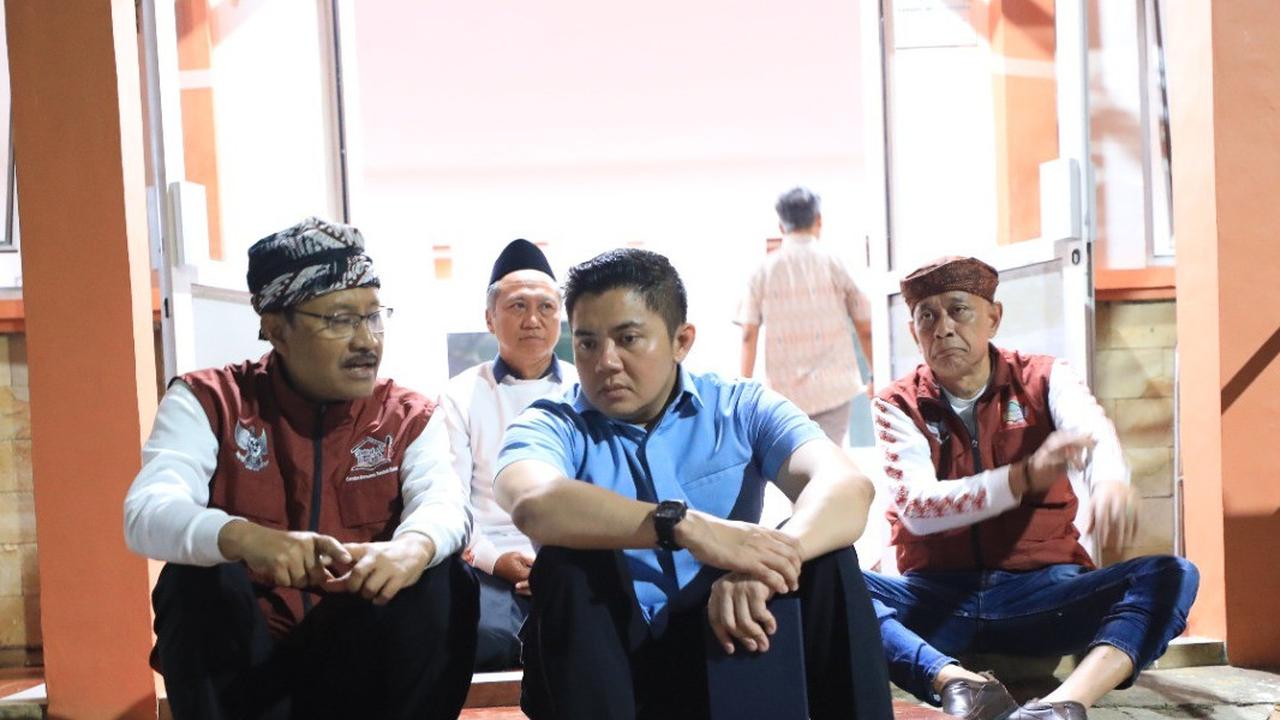 Seskab Teddy dan Gus Ipul Salat Berjamaah Bersama Siswa Sekolah Rakyat di Bogor