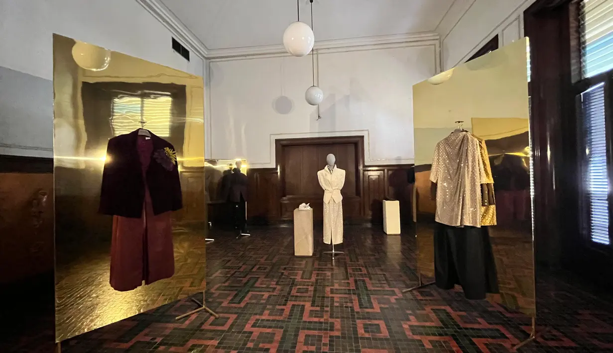 Istimewa dalam koleksi ini hadir reka hias paisley, bercorak bulir air mata khas Persia yang diberi imbuhan motif istimewa Penara, Yayi dan Darpana pada setiap susunannya. Kemudian Rikmadara, motif imaji sulur kembang, menjadi salah satu keutamaan motif koleksi ini. Dua motif teranyar ini hadir dalam konfigurasi bordir gaun menerawang, sulaman kain jahit-gunting, kemeja polo dan sweater.   [ Foto dok: SAPTO DJOJOKARTIKO ]