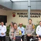 Kapolda Jabar Irjen Pol. Suntana didampingi Kapolres Garut, AKBP Wirdhanto Hadicaksono, selepas meresmikan rumah tahanan Mapolres Garut, Rabu (28/12/2022). (Liputan6.com/Jayadi Supriadin)