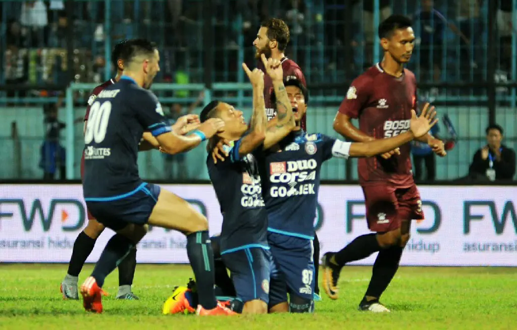 Selebrasi pemain Arema setelah menyamakan skor saat menjamu PSM di Stadion Kanjuruhan, Malang, Rabu (30/8/2017). (Bola.com/Iwan Setiawan)