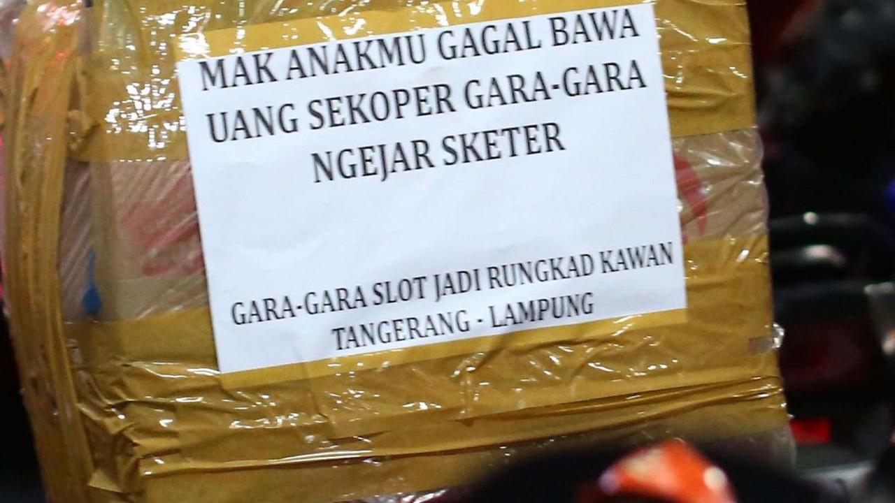 Curhatan pemudik yang gagal bawa uang sekoper gara-gara judi online.&nbsp;Liputan6.com/Angga Yuniar