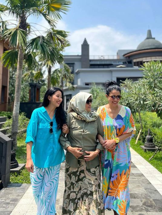 Selain bersama kedua buah hatinya, Marcella Zalianty turut menikmati momen liburan bersama ibunda dan adiknya. Kakak beradik yang sempat populer di dunia hiburan pada tahun 2000-an saat ini sudah cukup jarang muncul di layar kaca. Namun keduanya tetap eksis dan kerap menyapa penggemar di media sosial Instagram. (Liputan6.com/IG/@marcella.zalianty)